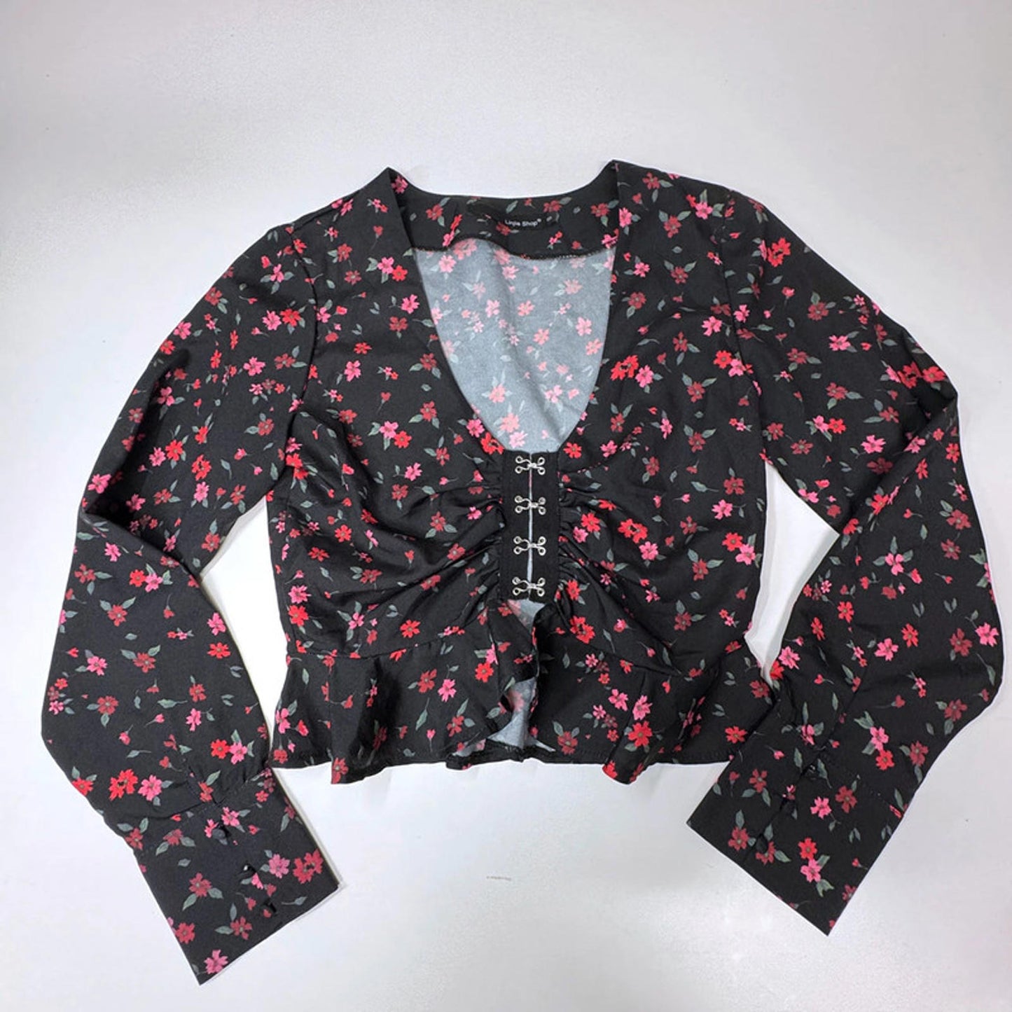 Linjia Shop black crop floral blouse