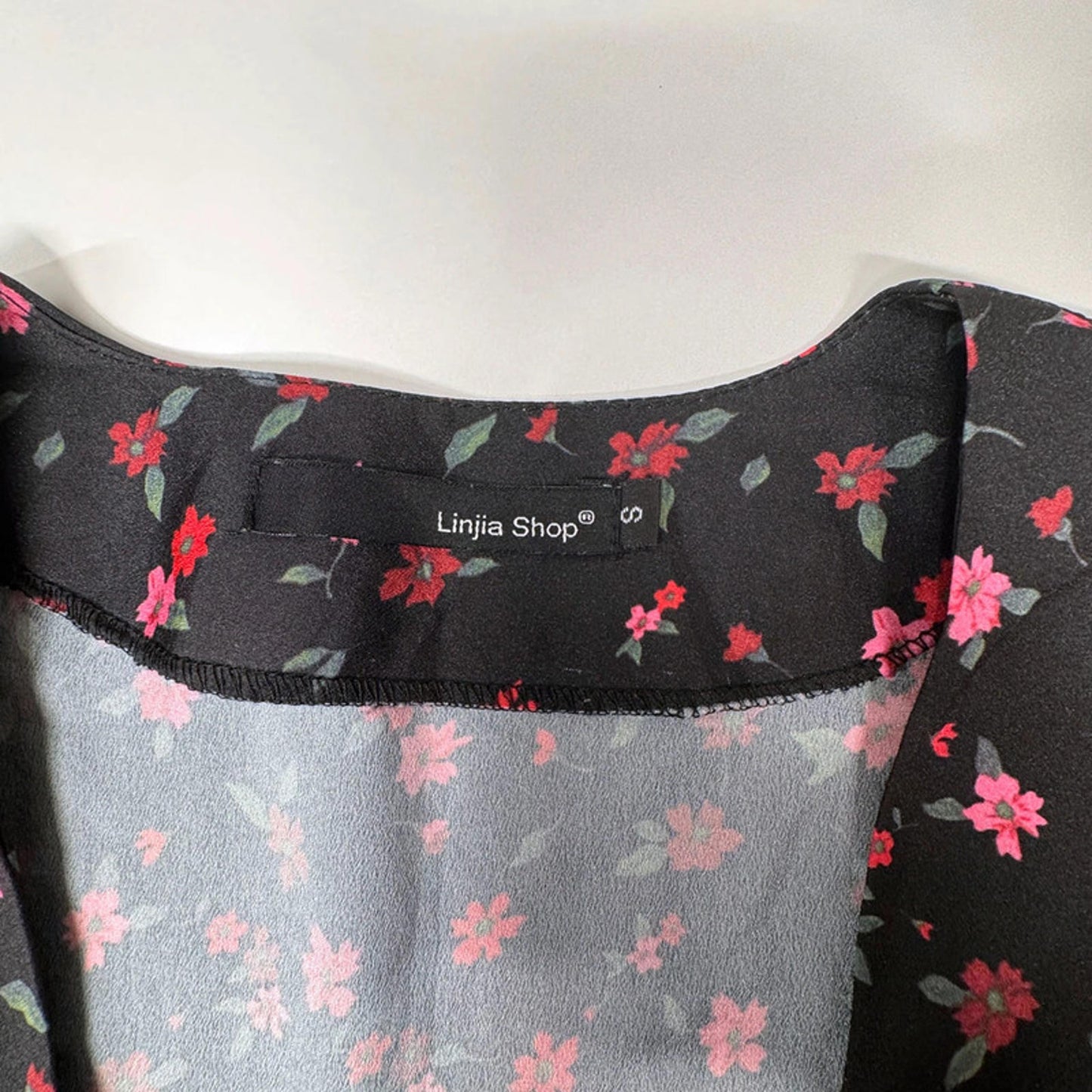 Linjia Shop black crop floral blouse